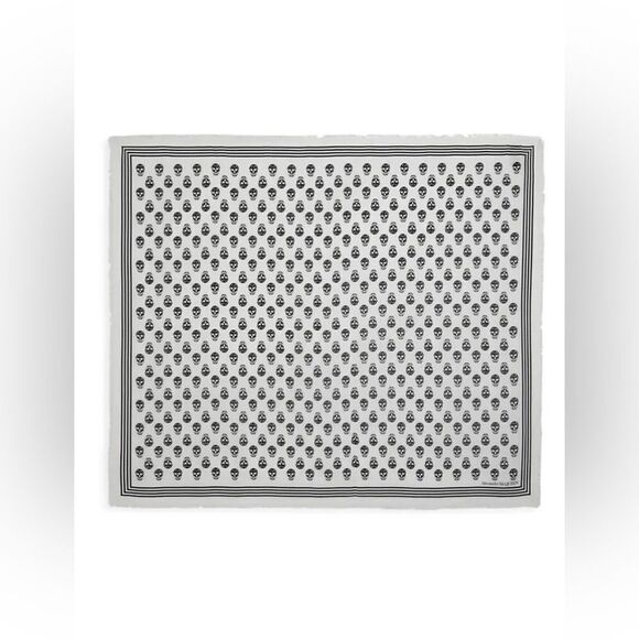 Alexander McQueen scarf in fabric with Skull print - Picture 2 of 15